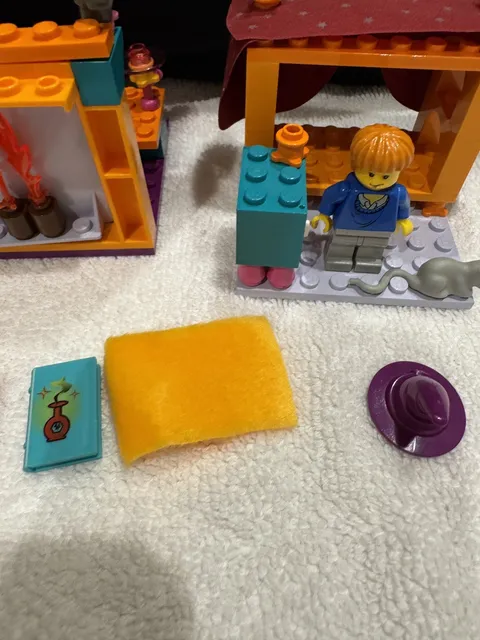 Lego Harry Potter: Gryffindor House (4722) incomplete Set mini figure Older Read
