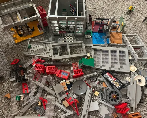 LEGO Super Heroes: Daily Bugle (76178) PARTS LOT NOT COMPLETE BUILD ONLY