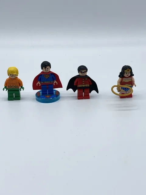 Lego DC Super Heroes Robin Black Cape Superman, Wonder Woman Aquaman