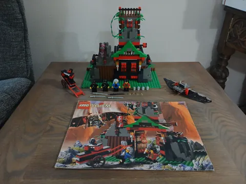 LEGO Castle: Robber's Retreat (6088) 100% Complete w Minifigures & Instructions