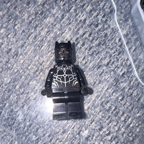 Lego Black Panther Minifigure Reddish Brown Eyes, Claw Necklace (76103, 76100)