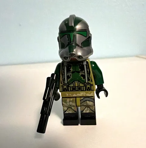 LEGO Star Wars Clone Trooper Commander Gree 75234 small crack in left arm