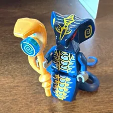 LEGO skales Figure w/ Gold Staff