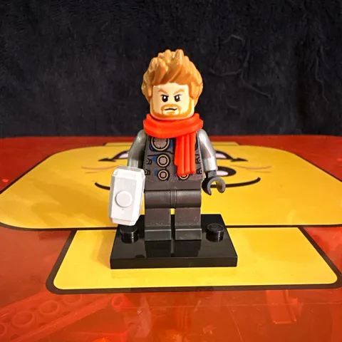 LEGO Thor Minifig Red Scarf with Hammer - Super Heroes Avengers