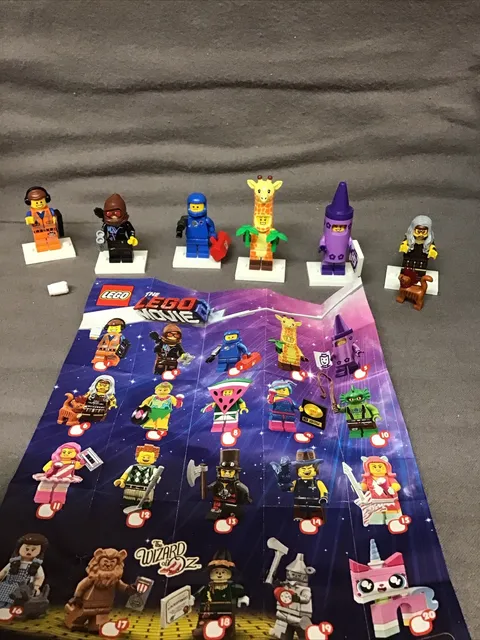 THE LEGO MOVIE 2- 71023 Lot Of 12 Mini Figures Variety With Carrying Case