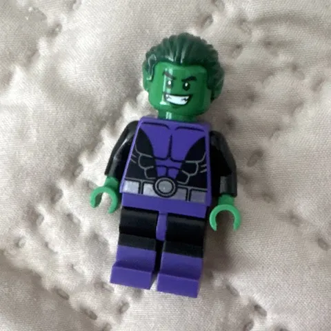 LEGO Minifigure Green Head with Dark Green Hair Purple Outfit