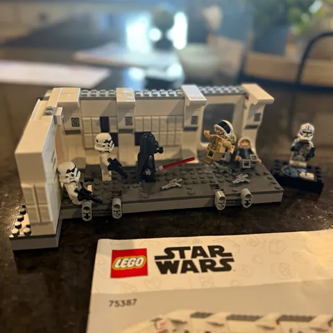 LEGO Star Wars Boarding the Tantive IV (75387) 502 pcs Display Stand Vader
