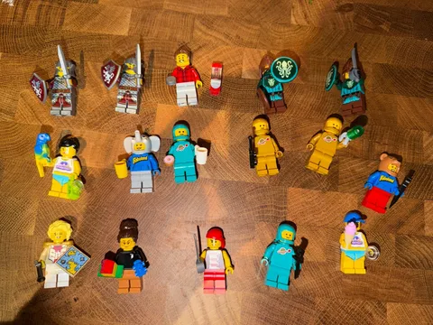 LEGO Ideas Minifigure Vending Machine #21358 (MINIFIGURES ONLY)