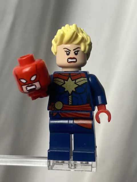 Lego Minifigure sh0226 Captain Marvel Red Sash 2016 w/ Red Mask Head 76049 Rare