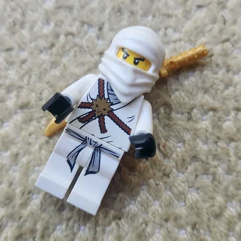 LEGO Ninjago ZANE Minifigure Golden Weapons 2011 njo001 White with Gold Sword