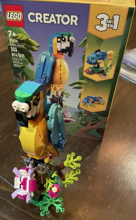 LEGO CREATOR: Exotic Parrot (31136)