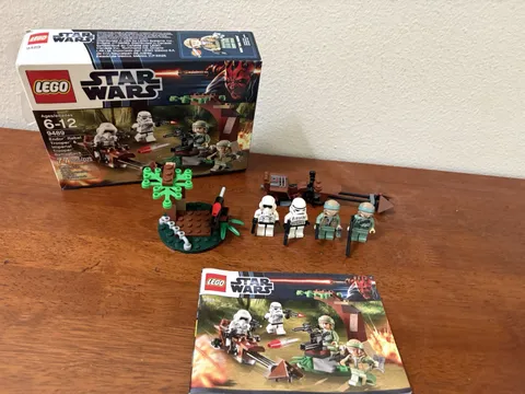 LEGO Endor Rebel Trooper and Imperial Trooper Battle Pack 9489