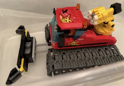 LEGO City 60222 Snow Groomer XTREME Red Tracked Vehicle + Driver Figure