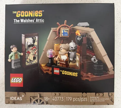 LEGO The Goonies The Walshes' Attic GWP (40773) 2 Minifigures + Pirate Painting