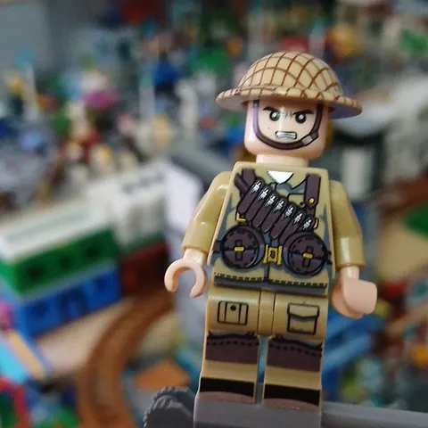 LEGO Soldier Costum Minifigure Figure - Plastic - w/ Tan Uniform & Helmet Ww2