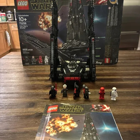 LEGO Star Wars: Kylo Ren's Shuttle (75256)