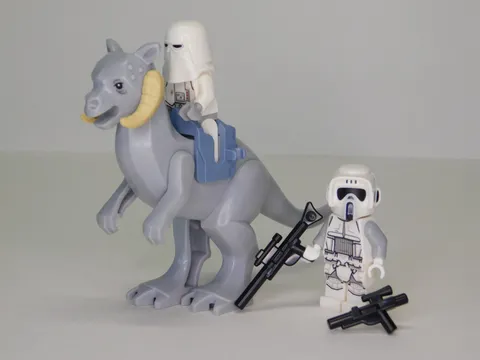 LEGO Star Wars Snowtrooper w/Tauntaun + Bonus Scout Trooper! - 7749 Hoth 