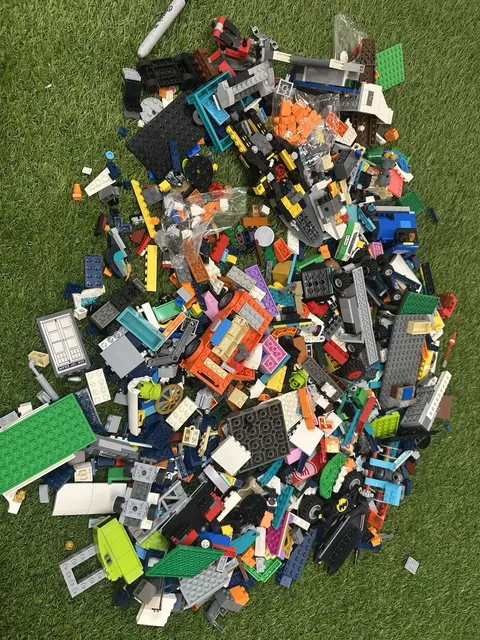 Large Lot Of Vintage Lego Assortment Bricks Misc. Sizes Shapes & Colors 4 Pounds