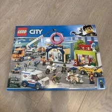NEW LEGO City Donut Shop Opening 60233 790 PCS IN ORIGINAL BOX SEALED Retired!