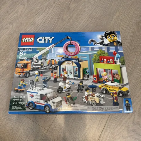 NEW LEGO City Donut Shop Opening 60233 790 PCS IN ORIGINAL BOX SEALED Retired!