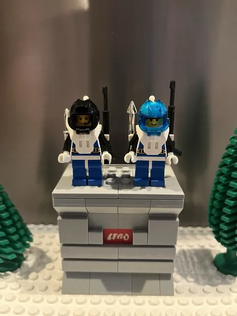 LEGO Aquazone Aquanauts Minifigure Lot Of 2 aqu001 And aqu003 With Accessories!