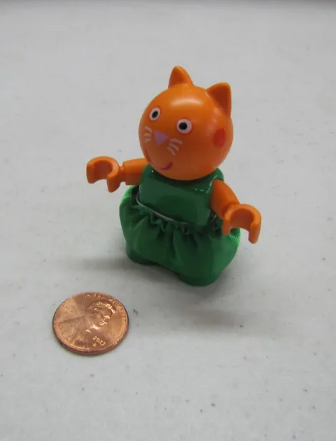 New Lego Duplo CANDY the CAT PEPPA PIG FRIEND in REMOVABLE GREEN SKIRT
