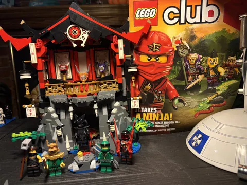 LEGO NINJAGO Temple of Resurrection 70643 Set with bonus rare magazine 