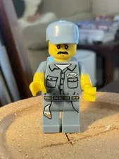 Lego Minifigure – Series 15 Janitor 71011 Complete 