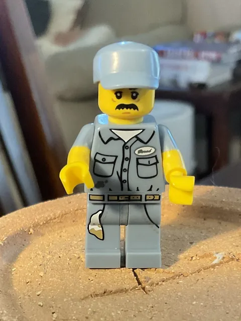 Lego Minifigure – Series 15 Janitor 71011 Complete 