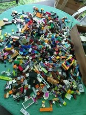 Huge Lot of Mixed Legos with Some Figures Too! Some Vintage 9 pounds 