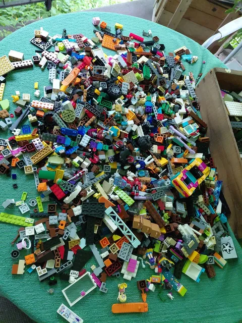 Huge Lot of Mixed Legos with Some Figures Too! Some Vintage 9 pounds 