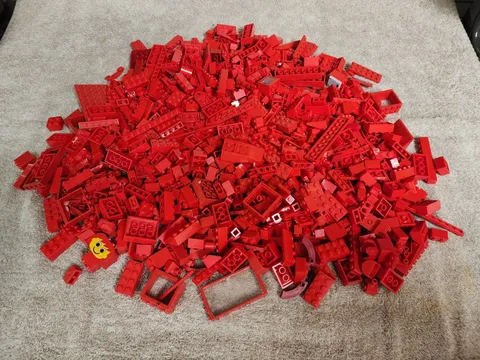  Bulk Lot Of 1000 Miscellaneous  Lego Pieces ( Shades Of Red ) 