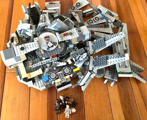 LEGO Star Wars 75105 Millennium Falcon Rey Han Solo Finn Chewbacca BB-8