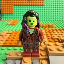 Lego Marvel Super Heroes Minifigure SH0124 Gamora Dark Red Suit