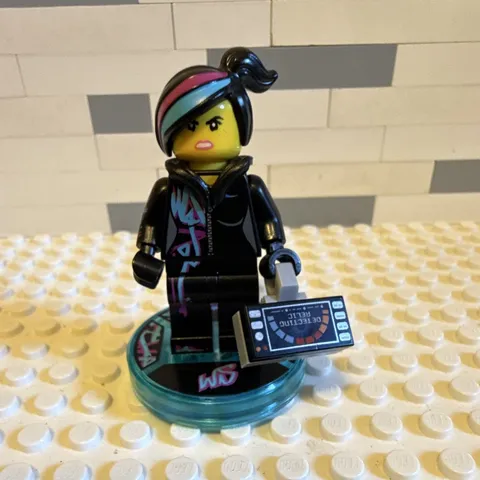 LEGO wyldstyle Minifigure dim031 w/ accessory and toy tag