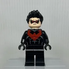 LEGO DC Batman II sh0085 Nightwing Red Eye Holes & Chest Minifigure 76011 Note