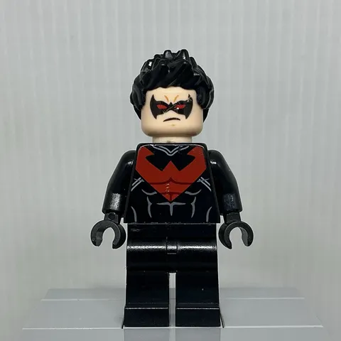 LEGO DC Batman II sh0085 Nightwing Red Eye Holes & Chest Minifigure 76011 Note