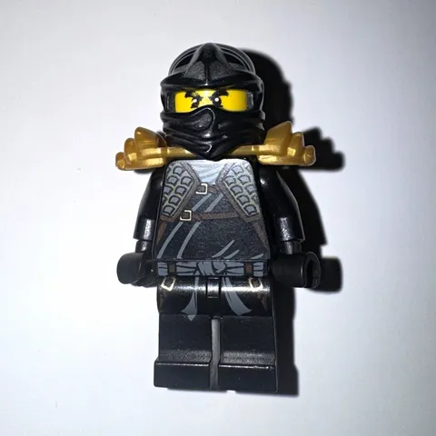 LEGO NINJAGO Cole ZX Minifigure - Gold shoulder piece