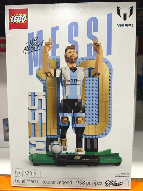 LEGO Lionel Messi – Soccer Legend Editions 43015 958-Piece 2-in-1 Set.