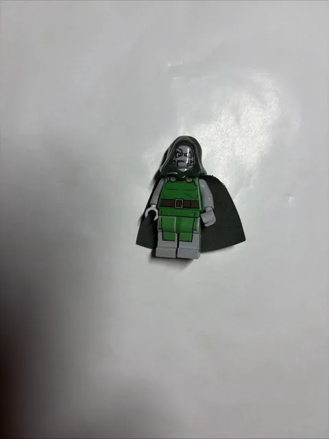 LEGO Spider-Man Dr Doom Minifigure sh0052 from set 76005-1