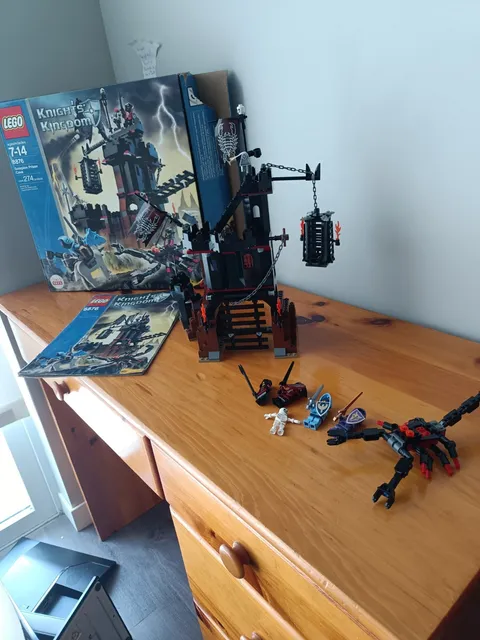 LEGO Knights' Kingdom 8876 Scorpion Prison Cave 99% Complete With Box and Instr