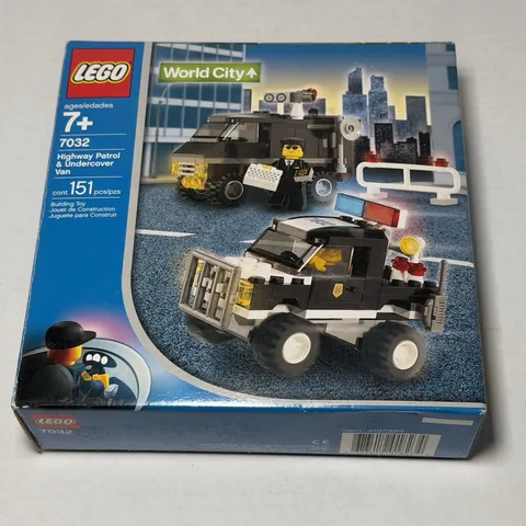 POLICE 4WD and UNDERCOVER VAN, Lego World City: Police 7032 USED COMPLETE