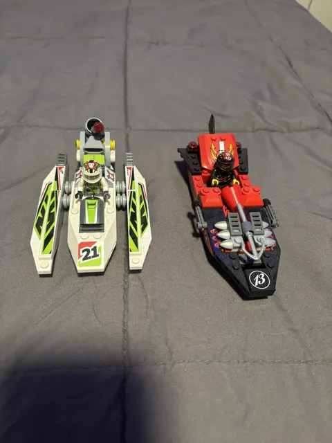 LEGO 8897 Jagged Jaws Reef - Complete Boats + Minifigures - Missing Shark