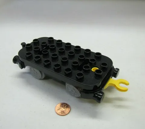 Lego Duplo BLACK FLAT BED TRAIN CHASSIS CAR 4x8 YELLOW MOVING HOOK Replacement