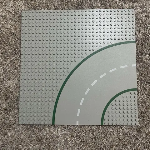 LEGO 32 X 32 GRAY CURVED  DOTTED LINE ROAD  HIGHWAY LANE 