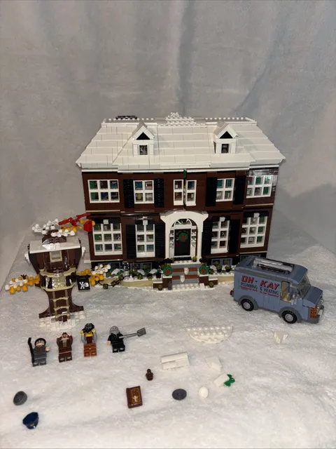 LEGO Home Alone 21330  Set  + Minifigures