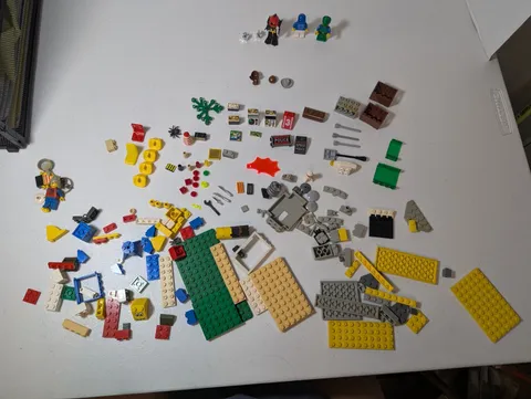 LEGO Mixed Bricks.  Specialty pieces, 5 Speed Boats, (set 5928 Pieces), and misc