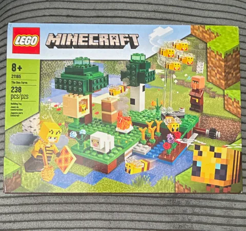 LEGO Minecraft The Bee Farm 21165 Set 238 Pieces *NEW* Factory Sealed (2021)