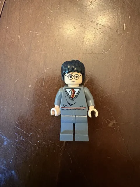 LEGO Harry Potter Minifigure 2004 Hogwarts Uniform Glasses Scar Gray Sweater