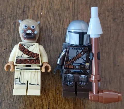 LEGO Star Wars Mandalorian & Tusken Raider Minifigures w/ Cape & Gaffi Stick